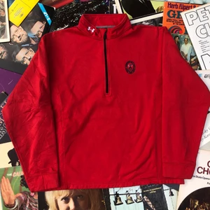 1/4 ZIPPER!! 💿💿 - Sjukt najs zipper sweater från Pacific Northwest Golf Association och är producerad av Under Armour. Riktigt najs till både träning men även till vardags. Tröjan är i grymt skick och är i storlek L. Tveka inte att höra av dig om du undrar något, läs gärna bio innan dock! - Ord pris: 249 ✌🏻🌱💫