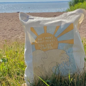 Tygpåse  - Tygpåsar med tryck som finns flera exemplar. Kan tvättas upp till 40-60 grader i tvättmaskin får ej tvättas för hand. Hållbara och miljövänliga gjorda utav 100% bomull. Dom görs för hand med värmepress. Måtten är 38cm x 42cm. 70kr + 25kr frakt💕 