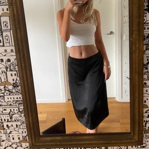 Kjol  - Så fin satinkjol som går att ha både lågmidjad och högmodjad. I storlek S men stor i storleken. Använd ett fåtal gånger. Köparen står för frakten! Hör av er om ni har några frågor eller funderingar, kram🖤