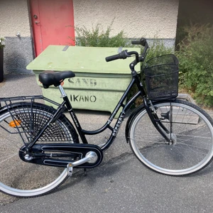 Aspenäs vuxen damcykel - Köpt för ca 4500:- på Intersport Umeå, används ej och säljes därför. Tror det är 28 tum. Tycker den är jätteskön och bekväm men tar tunnelbana till jobbet så den står bara tyvärr. Har både lås i hjulet samt ett kodlås. Finns i Stockholm och kan tyvärr ej mötas så den måste hämtas hos mig 