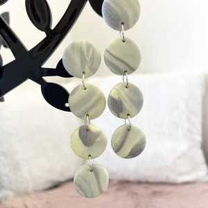 Örhängen  - Material: fimolera     Färg: gul     Frakt 24 kronor