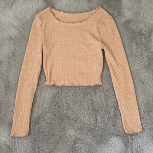 Beige långärma - En beige långärmad tröja från Shein. Den är ganska liten i storleken så passar även till barn med storlek 158. Den sitter tajt överallt och har som små volanger vid armar, hals och mage, materialet är även ribbat. Toppen är även croppad. Jag har använt denna en gång och dne är i väldigt bra skick.