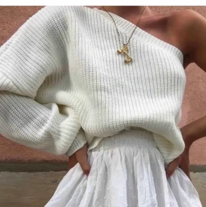 Fin tröja - Stickad one shoulder tröja från Boohoo. Inte använd alls mycket. Passar både S och M