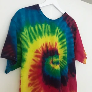 Färgglad tshirt - Vintage färgglad tshirt 💓💞