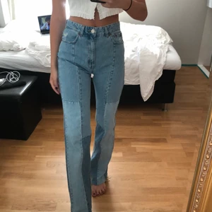 raka jeans - slutsålda raka jeans från pull & bear i lappmönster-aktig design. kommer inte till användning, endast använd en gång. är 177 cm lång och dessa är lite långa på mig 💗