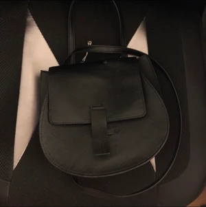 Svart Axelremsväska från monki  - Köpte den från monki för några år sen, använt fåtal gånger. Står ej för postens slarv:) bra skick skulle jag säga. Väskan ligger hos min mamma pga flyttrensar :)