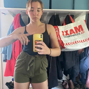 Gröna shorts storlek S - Säljer dessa snygga shorts för att jag tycker de sitter lite tight på mig, men har älskat det förut! Köparen står för frakt💕💕