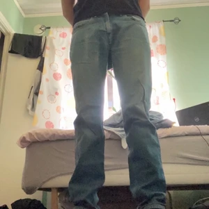 Vintage levis jeans - Ganska slitna med ett litet hål. Ingen storleks lapp så vet ej men skulle säga 31/32! Är 180, 65kg