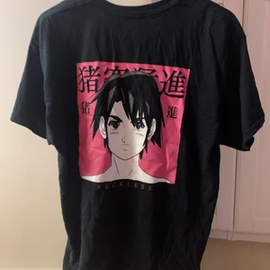 Anime t-shirt  - Super cool t-shirt som tyvärr inte kommer till användning.                        Den är strl S men skyller mer säga L men meningen är att den ska vara oversized                        ✨pris kan diskuteras✨