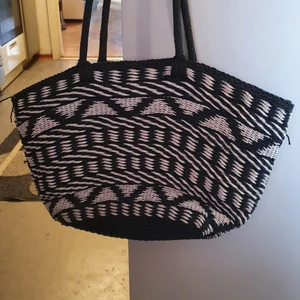 Väska - En stor och rymlig väska,(kanske bra för stranden)