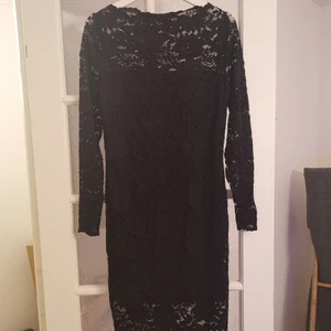 Spetsklänning  - Svart  stretchig spetsklänning i strl 36-38 som går under knäna . Använd enbart 1 gång 