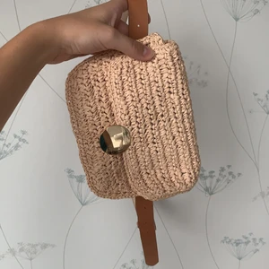 Trådväska - Ascool trådväska som också är en magväska! Passar nu i sommar och är så fin på festliga tillfällen (priset kan diskuteras)