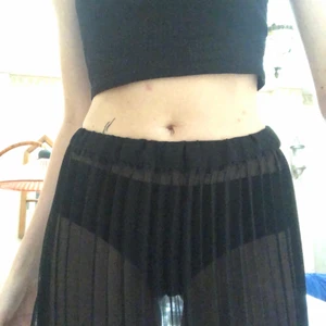 maxiskirt  - fett söt maxiskirt! den är genomskinlig men jag brukar ha den med en svart miniskirt under elr nåt så blir den asnice! väldigt stretchig så passar på de flesta❤️. går till marken på mig som är 172 men det går nog att klippa den kortare <3