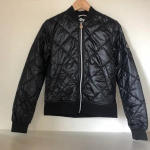 Vårjacka/bomberjacka - En fin röhnisch tunnarejacka i svart, använd ett fåtal gånger🦋💕