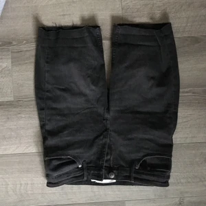 Trendiga jeans shorts - Helt nya med lappen kvar. För små för mig som vanligtvis har 38... Hur coola som helst! Köparen står för frakt!🥳