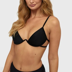 Bikini med bygel från Nelly - Säljer denna super söta och trendiga bikini från Nelly eftersom den inte passar mig. Sitter bekvämt och är bra kvalitet och tyg. Ifall ni vill ha mer bilder, skriv mig privat 🥰