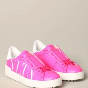 Valentino sneakers  - Säljer dessa i princip helt oanvända sneakers från Valentino. Använt dem 3 gånger. Äkthetsbevis och kvitto finns. Nypris 5500kr. Jag köpte dem i våras, är limited edition så är väldigt sällsynta. De är i storlek 36, men jag har 37 och de passar mig. Kan skicka fler bilder vid intresse🥰