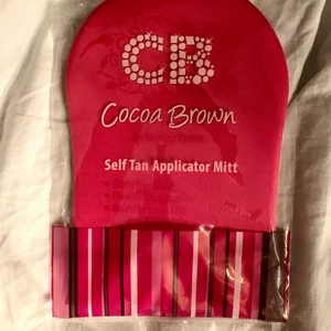 Oöppnad Cocoa Brown self tan applicator mitt - Plasten är fortfarande på. Kan hämtas, mötas upp om i närheten eller levereras, men köparen står för frakt  ( frakt endast 12kr )