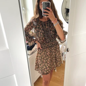 Blommig klänning - Blommig Zara-klänning med pärldetaljer och resor i midjan. Så fin till både sommar och höst!💕