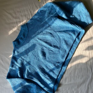 Stickad tröja - Blå, stickad tröja från H&M. I storlek M men passar även mig som brukar bära S. Skönt material och den är i bra skick, förutom att den är något nopprig (se bild). 💕