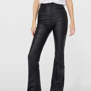 Faux läder byxa - Ett par coated byxor från stradivarios som ska se ut som läder.                                                                                   Byxorna är i bootcut modell och med en slits längst ner som syns på den tredje bilden☺️ De är i mycket bra skick och har endast använts 2 gånger då jag tycker att dom är lite för små för mig. Längden på dem är dock perfekt på mig som är lite längre. innerbensmåttet är 83cm💕