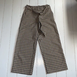 Tygbyxor från H&M - Superfina tygbyxor med vida ben. Det finns ett snöre i midjan som man knyter beroende på hur tajt man vill att de ska sitta och så kan man välja själv hur man vill knyta (rosett eller bara en enkel knop etc.). Jättebra skick knappt använda!! De är lite kortare i benen, sitter några cm över ankeln på mig som är 163 cm. Säljer pga utrensning ❤️❤️❤️ skriv t mig om du vill ha fler bilder så kan jag ta det!! 💓