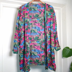 Tunn vintagekofta - Härlig äldre tunn "kofta" med grönt sidenband i kanterna, väldigt fin att ha över typ allt. Bedöms som M🍀