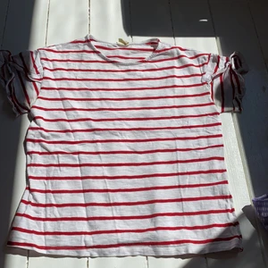 Jättefin Zara t-shirt - Supersöt t-shirt från Zara med röda ränder och fina detaljer på ärmarna. Sitter som XS/S. Säljer för den nt kmr till användning! ❤️ jättebra skick, knappt använd. 