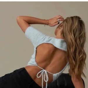 Stickad topp - Intressekoll på denna superfina toppen från Hanna Schönbergs kollektion med Nakd. Den är justerbar i ryggen så jag skulle säga att den passar alla storlekar från XSS till L. Lappen sitter kvar och den är aldrig använd, så nyskick! 🦋🤍 