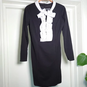 Vintageklänning - Vintageklänning med knytning och krås. Fantastiskt fin🍀