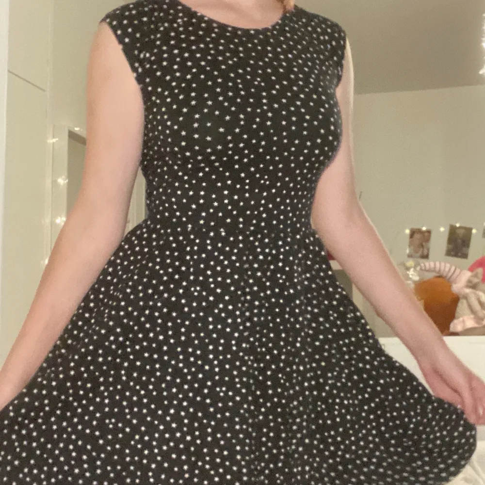 I am selling a black dress with white polka dots. perfect condition, and the dress will be washed and ironed before sale;). Klänningar.