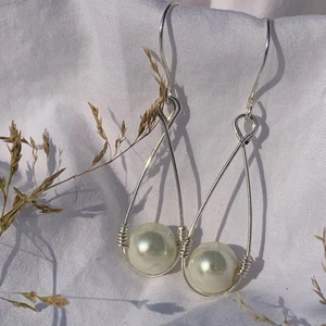 Vitoria silver - Handgjorza örhängen med offwhite pärlor, och silverpläterad koppartråd. Nickel-, kadium-, och blyfria. 3,5x1,5 cm