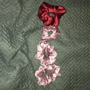 Scrunchies  - Scrunchies som är i samet!💕 jag har en i röd samet, en mindre ljus lila i samet och två större ljus lila i samet.😊 På bild två kan man se skillnad på hur den lilla lila och den stora lila ser ut ( den mindre närmast handen)😵‍💫 Den röda är i det ”större” formatet som de andra två lila. 🐞 helt ok strechiga som passar bra till håret🤧 köparen står för frakt💐 vid frågor är det bara att skriva🥰
