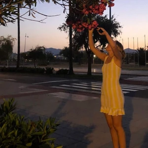 SÖT KLÄNNING!!! - Passar S/M, (36). Sitter helt perfekt på, sååå bekväm och snygg!! Köpt i USA för ett år sedan, har aldrig sett en likadan, använd ca 3 gånger. Är 168 cm🌸🌸🌸