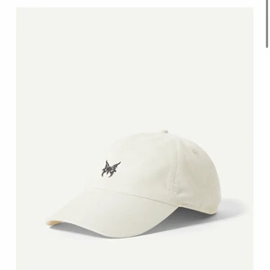 Keps weekday  - Säljer denna helt oanvända kepsen. Den är beige/ off-white och svart. 🥳
