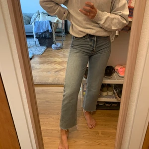 FINASTE jeansen✨ - Säljer nu mina favoritjeans från &other stories. VÄLDIGT lik Levis 501-modell och är enligt mig skönare😍 Passar en 25 i jeans. Skriv bara om du har några fler frågor☀️💓✨