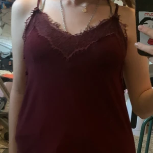 rött spettslinne  - 🚨ALLT PÅ MIN SIDA 30KR!!🚨 superduperfint linne med justerbara axelband!! Samfraktar gärna!!