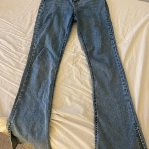 Blåa bootcut jeans med slits i storlek S👖 - Dessa är i petite och passar då för korta under 160 ungefär. Köpta för 450 och säljs för 200💙