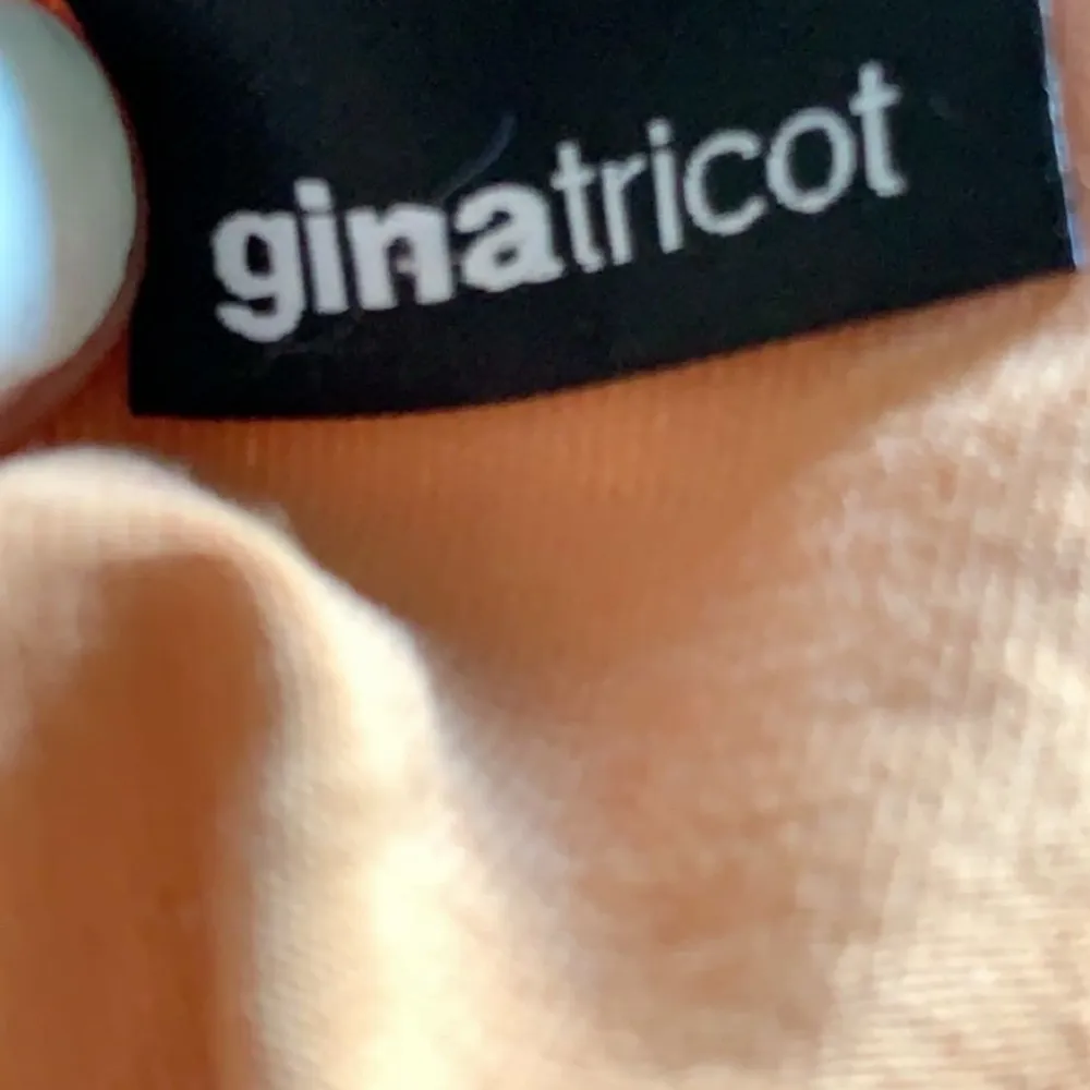 Jättefint linne från Ginatricot. Säljer detta linne pågrund av att linnet är lite för litet för mig. Originalpriset är 99kr men jag sänker det till 30kr eftersom det är begagnat och jag har använt det cirka 5 gånger.. Toppar.