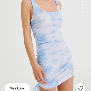 PULL&BEAR - Jätte fin vit,blå fläckig klänning med snörning längst sidorna ifrån PULL&BEAR. Har använt två gånger så den är för stor för mig. Nypris är 200kr mitt pris 170kr ink frakt egna bilder finns också