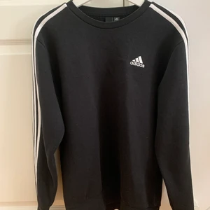 Adidas Originals sweatshirt - Svart Adidas Originals sweatshirt i storlek S. Fungerar lika bra för kvinna och man samt är i gott skick. Nypris för denna är 499kr, men jag säljer för 150kr. 