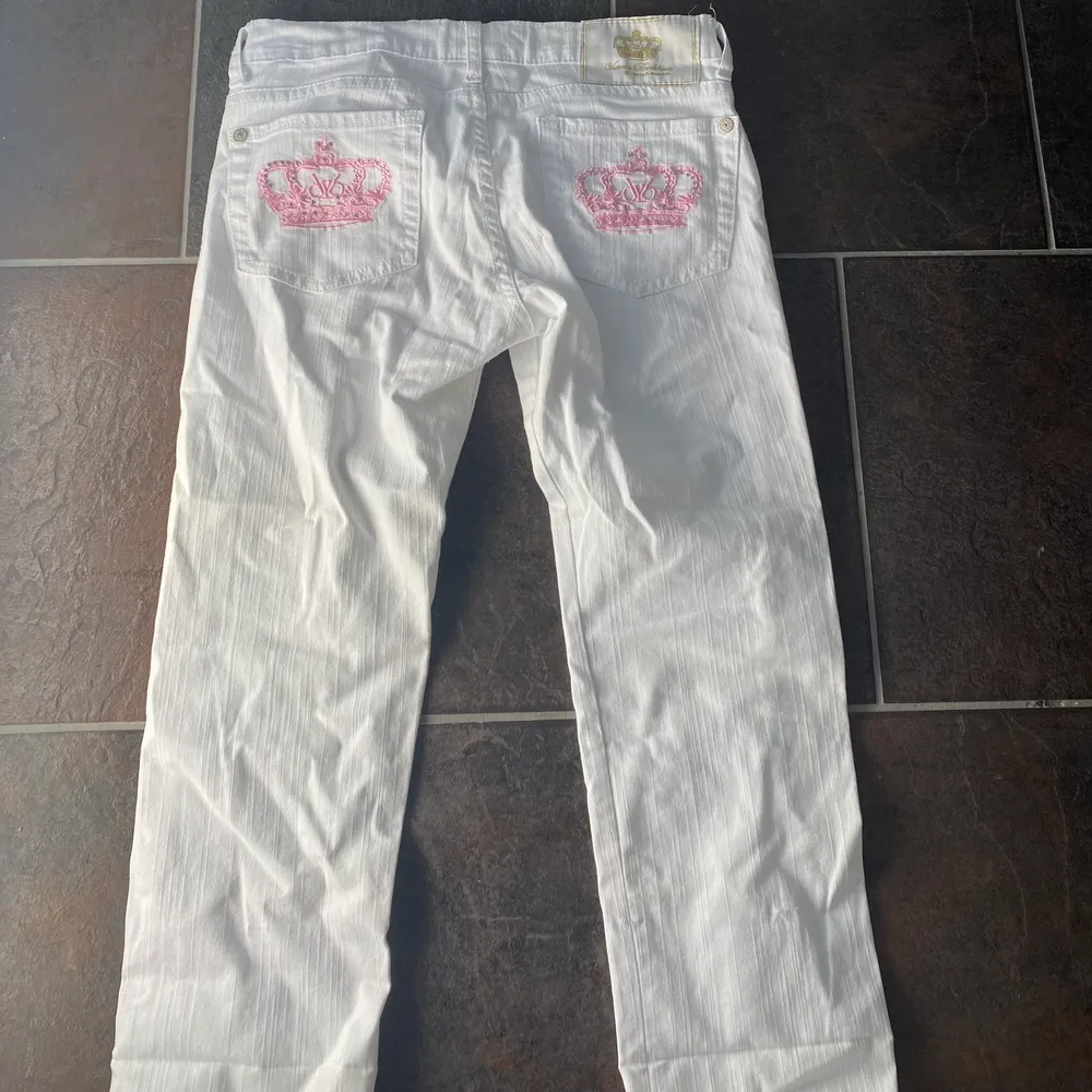 💗💗 säljer nu dessa Victoria Beckham jeans som är helt oanvända, är ej helt säker på vad nypriset va men skulle gissa på omkring 3000. De passar någon som är lite kortare!!. Jeans & Byxor.