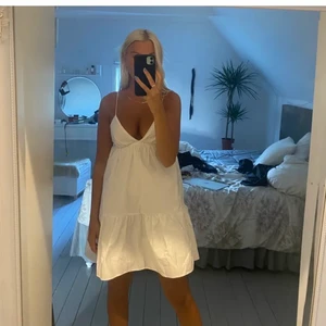 Vit klänning från Zara - intressekoll på min sååå fina vita sommarklänning grå. Zara🤍 endast testad! tycker den är ganska liten i storleken så passar även S! (bilden är lånad) 🤍 nypris 350kr