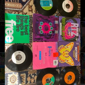 Vinyler - Dessa är mindre varianter av normal stora vinylerna! Ca 17cm x 17 cm skulle jag tro. Köptes på loppis men aldrig använts av mig. Därav vet jag inte hur ljudet är. En för 10kr, två för 18kr, tre för 26kr osv! Frakt betalas av köparen, men kan mötas upp i Borås! 