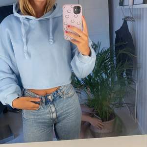 Blå croppad hoodie i storlek XS från Gina Tricot. Aldrig använt, endast hängt i min garderob. Jättefint skick. Kan fraktas
