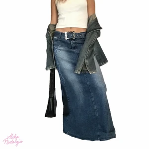 Y2K lång jeanskjol 🧚🏻🧚🏻 - Sååå fin Y2K jeanskjol med bälte 🧸 Superbra kvalitet • Broderi- och glitterdetaljer 💕 