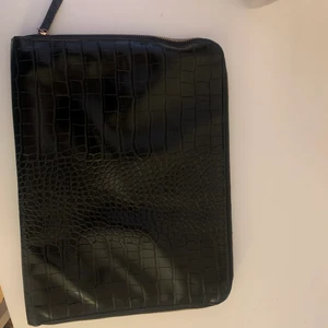 Datorfodral  - Datorfodral från Åhléns som inte kommer till användning. Köpt för 400kr och är i jättebra skick💕