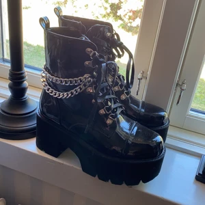 Cola ”platå” skor med kedja - Svarta så kallade ish ”platå” skor med kedja ,blankt material på själva skogen😽 köpta för nästan 400 . SUPER kvalite o knappt använda !! Så värda pengarna!! Storlek 39 passar de med storlek 37-39 