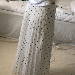 Kjol - Plisserad prickig kjol ! Nästan aldrig använd så i perfekt skick 