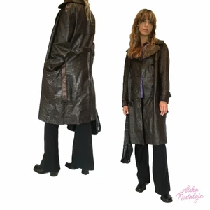 Vintage trenchcoat <3 - Vintage brun trench coat, perfekt till hösten • passar bäst en storlek XS-S. 